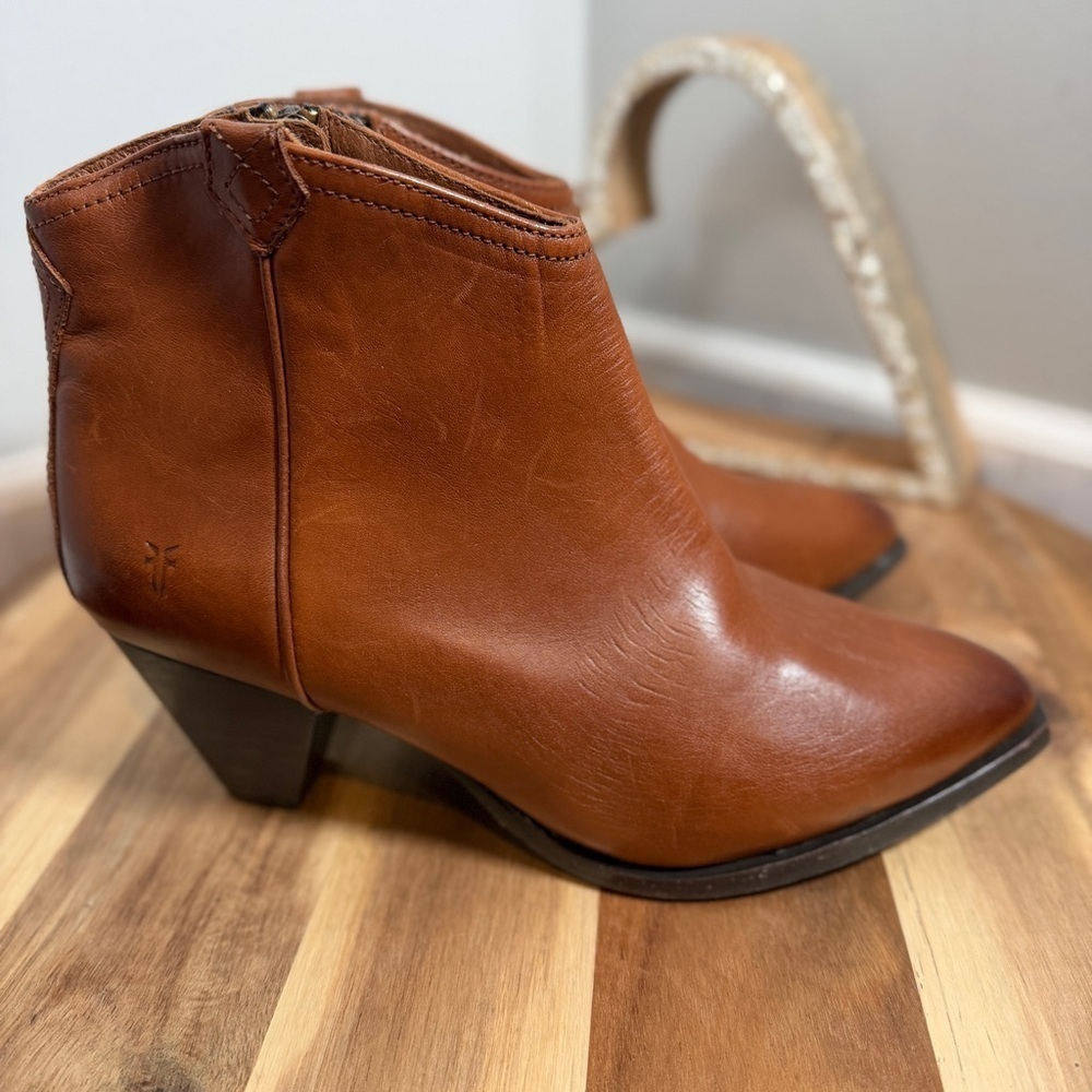 Frye Cara Cognac Leather Western Pointed Toe Booties Ankle Boots Cowboy Core 8.5